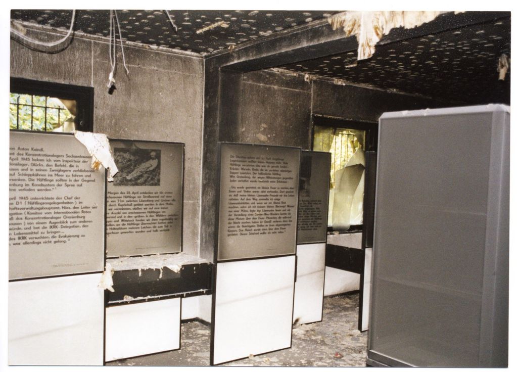 Der zerstörte Ausstellungsraum nach dem Brandanschlag (Foto: Gedenkstätte Todesmarsch)