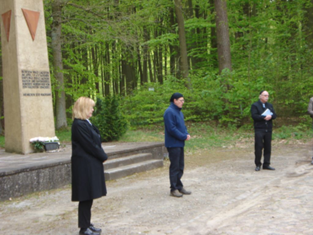 Marion Gardei (Beauftragte für Erinnerungskultur der Evangelischen Kirche Berlin-Brandenburg schlesische Oberlausitz), Superintendent Matthias Puppe und Rabbiner Andreas Nachama (v.l.)