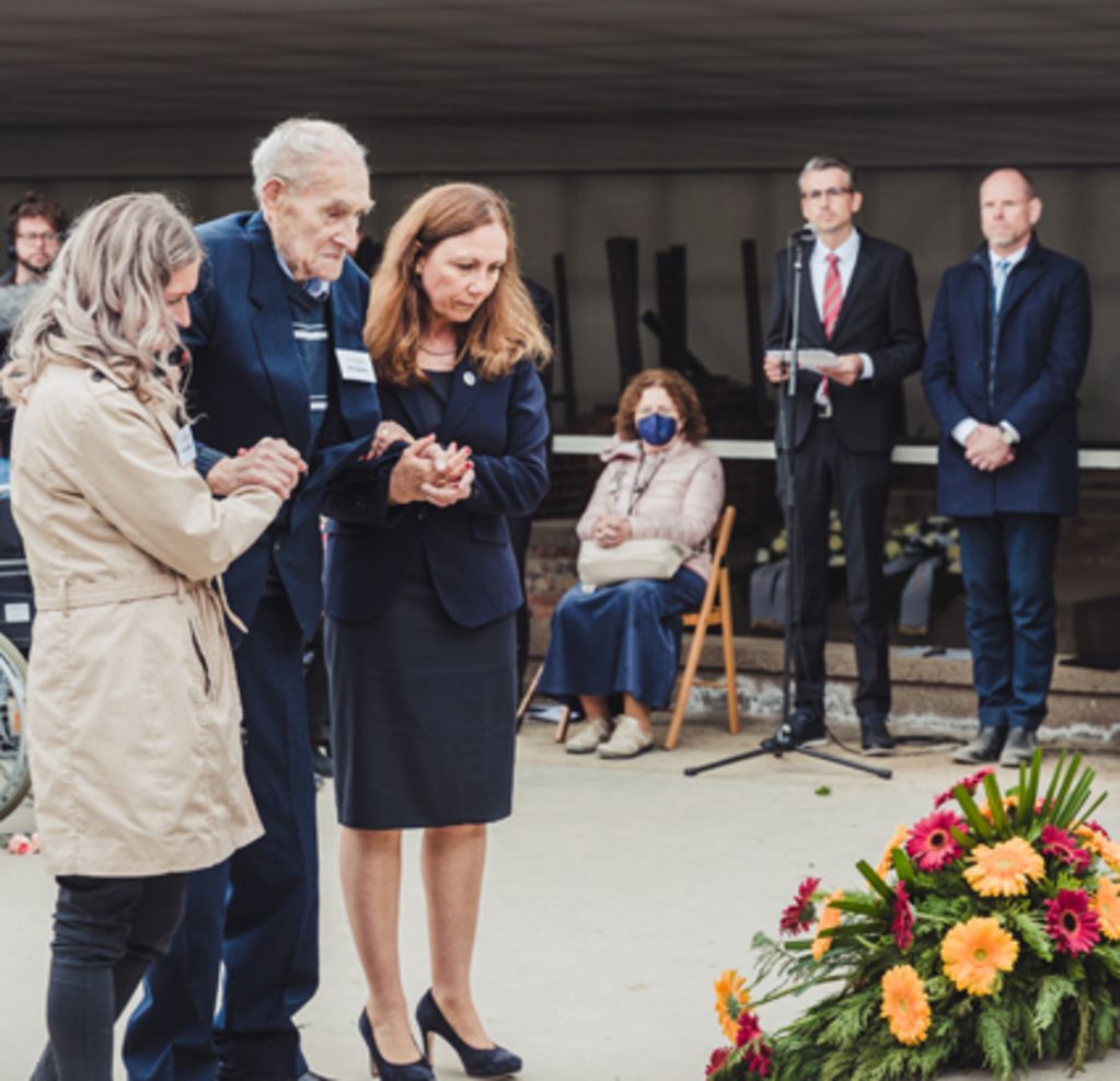 Kranzniederlegung am Jahrestag der Befreiung am 1. Mai 2022: Alfons Studzinski, unterstützt von seiner Enkelin (links), und Botschafterin Michaela Küchler (Foto: Arvid Peschel)